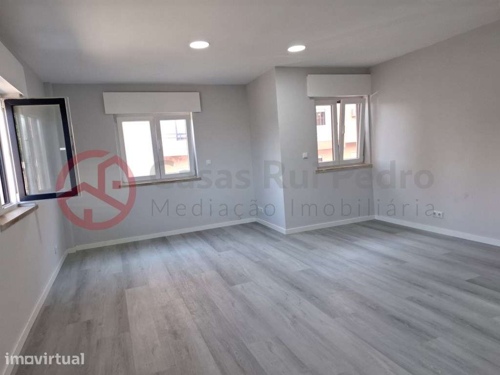 Apartamento T2 totalmente remodelado com arrecadação, Corroios - Grande imagem: 2/13