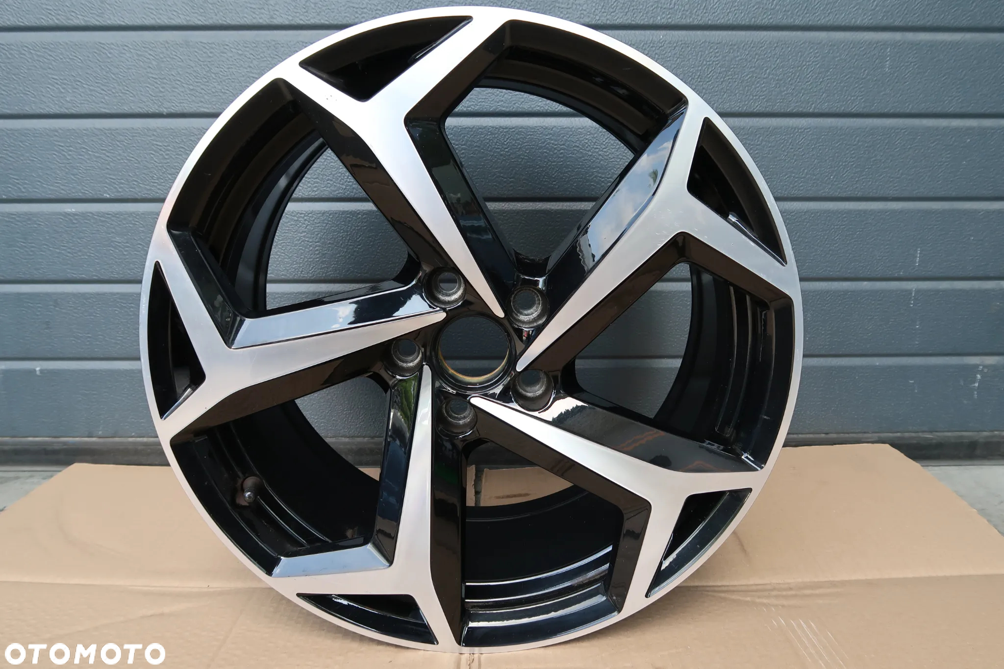 C41 FELGA VW PASSAT 3G0601025BG 8X18ET44 - 3