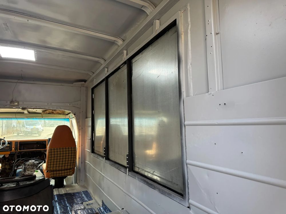 Ford ECONOLINE 300 V8 - 23