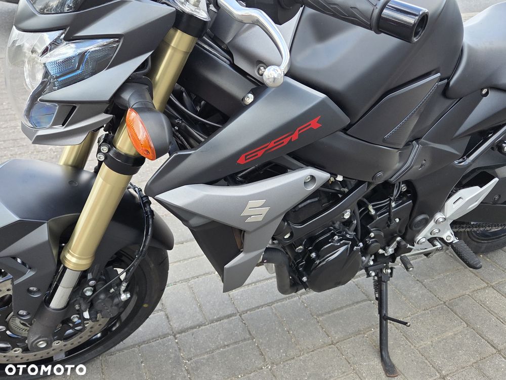 Suzuki GSR - 34