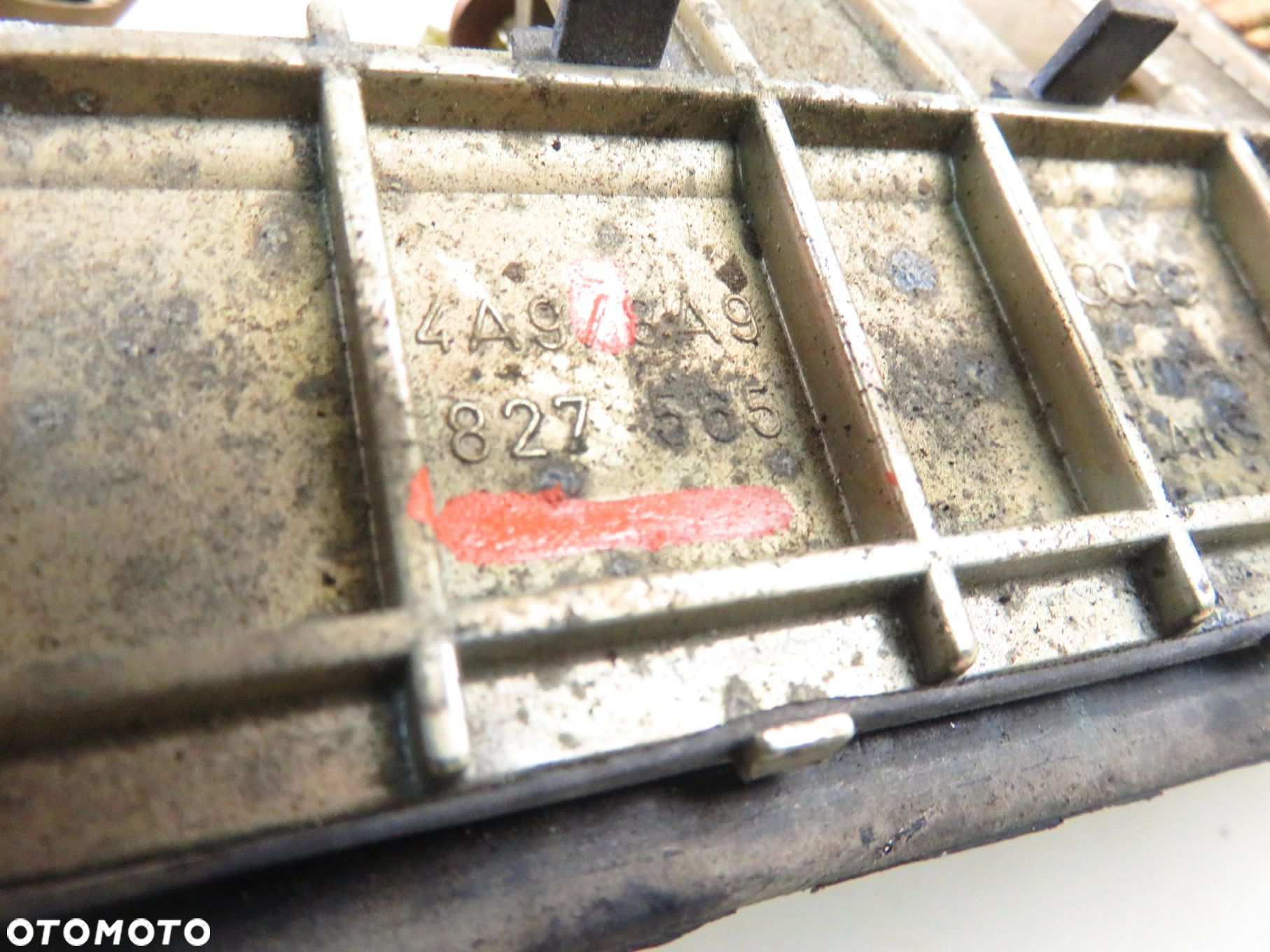KLAMKA KLAPY AUDI A6 (4A, C4) 8A9827565 - 2