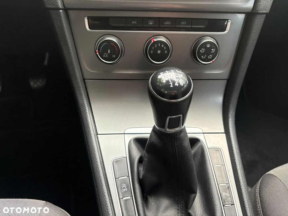 Volkswagen Golf - 24