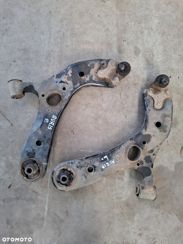 TOYOTA AURIS E18 1.8 HYBRYDA WAHACZ PRAWY LEWY - 1