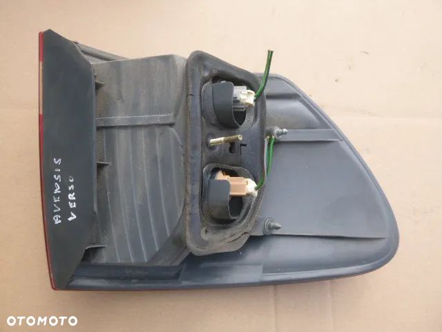 LAMPA PRAWY TYŁ PRAWA TYLNA TOYOTA AVENSIS VERSO - 3