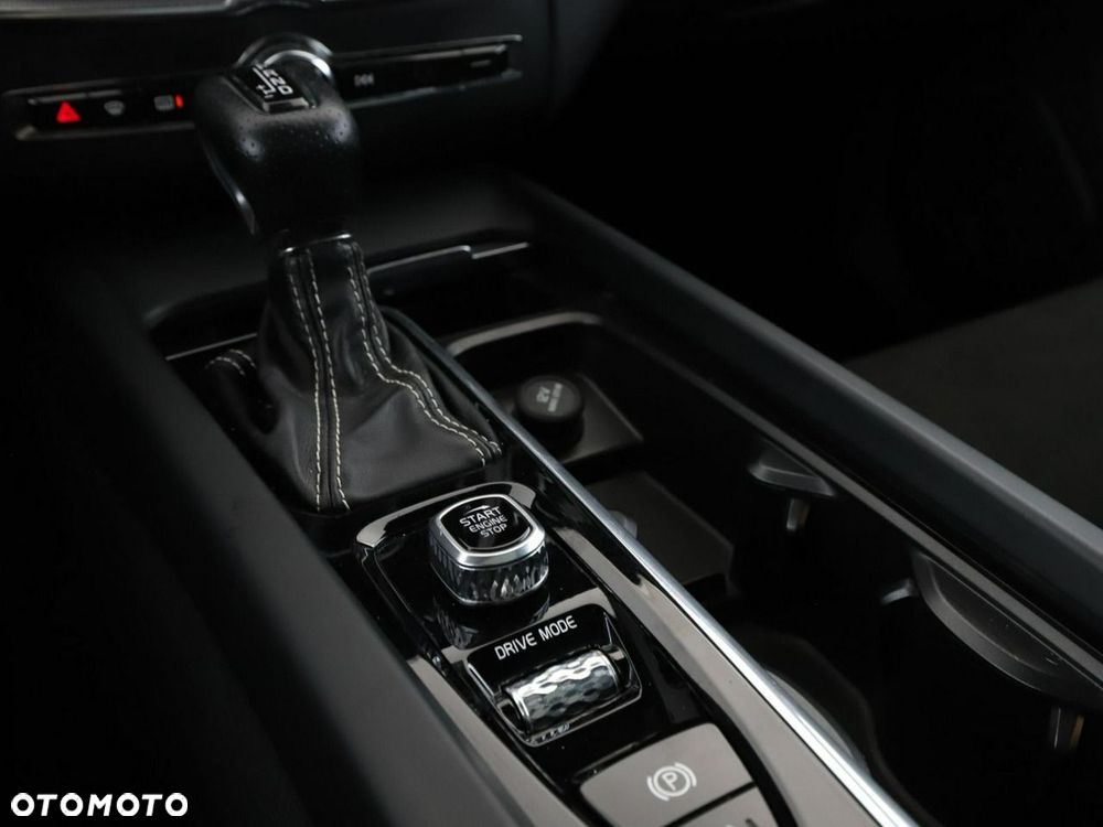 Volvo XC 60 D4 R-Design - 31