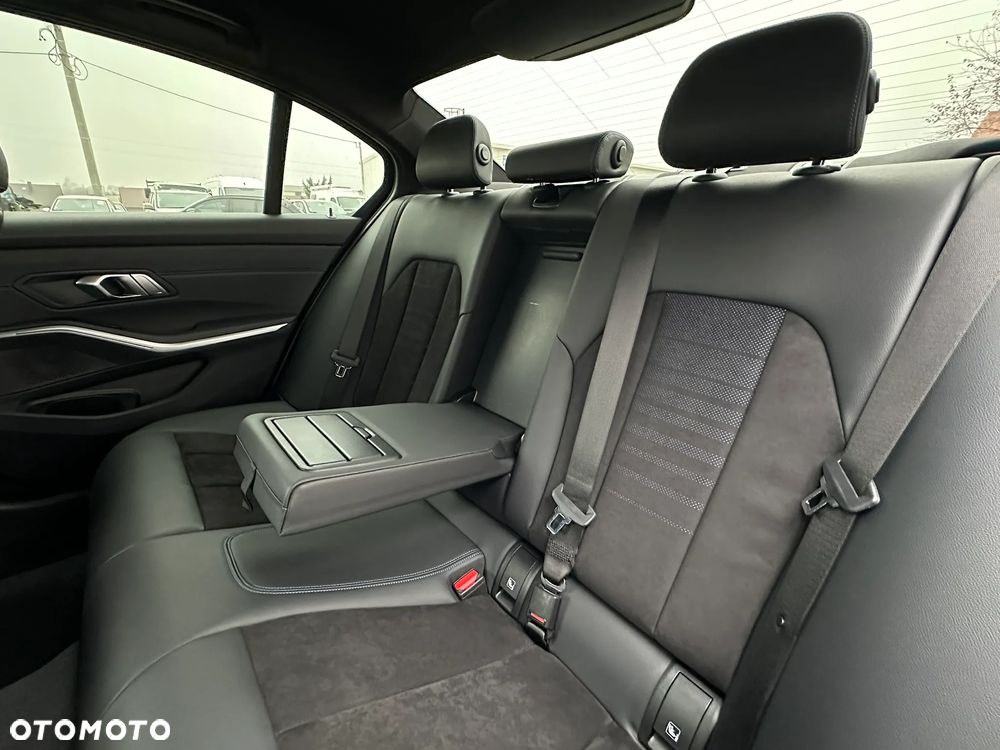 BMW Seria 3 320i xDrive M Sport - 24