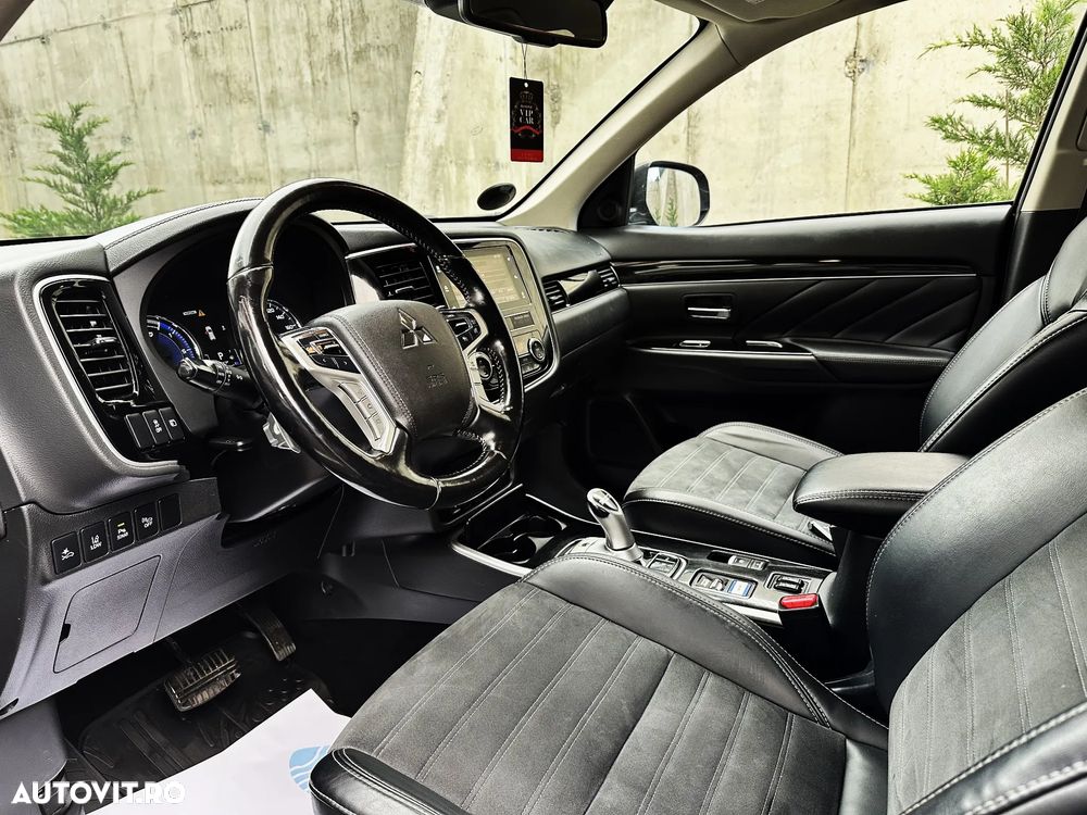 Mitsubishi Outlander PHEV 2.4 L 4X4 Intense - 10
