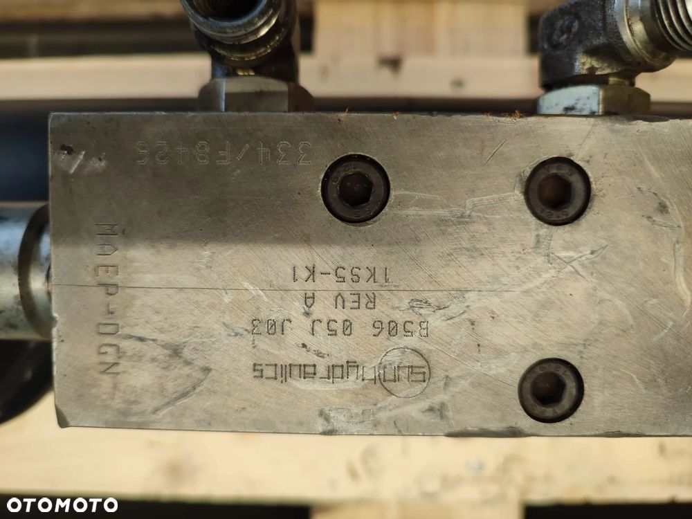 Zawór 334/F8426  siłownika wychyłu łyżki  JCB 526 56 - 9