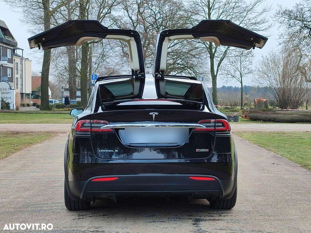 Tesla Model X - 13