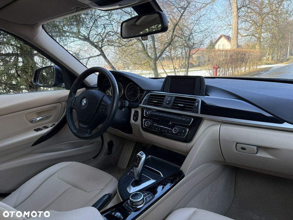 BMW Seria 3 320i Luxury Line - 32