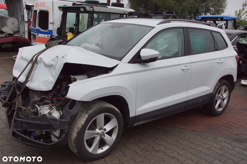 Auto na części - Skoda Karoq 1.6 TDI 115 KM DGTE TKK LS9R 130 TYS. KM 2018R Silnik Skrzynia Drzwi Lusterko Klapa Lampa Szyba Felga Deska Kokpit Moduł Licznik Radio Fotel Zderzak Chłodnica Błotnik Zawieszenie Turbina Wtryski Intercooler Kompletne Części Rozbiórka - 2