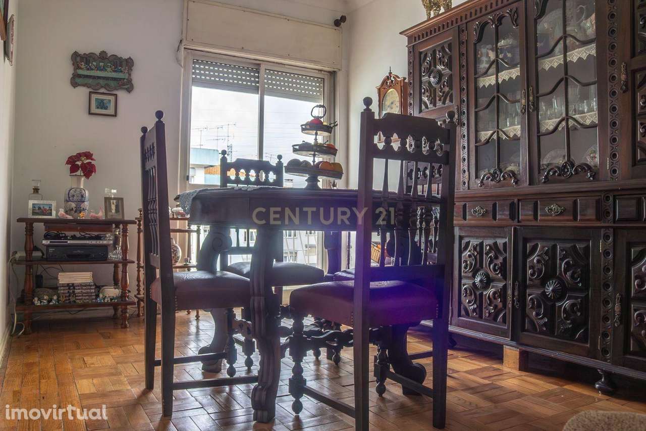 T3 em Sacavém, com varanda, arrecadação e vista desafogada para o rio - Grande imagem: 2/25