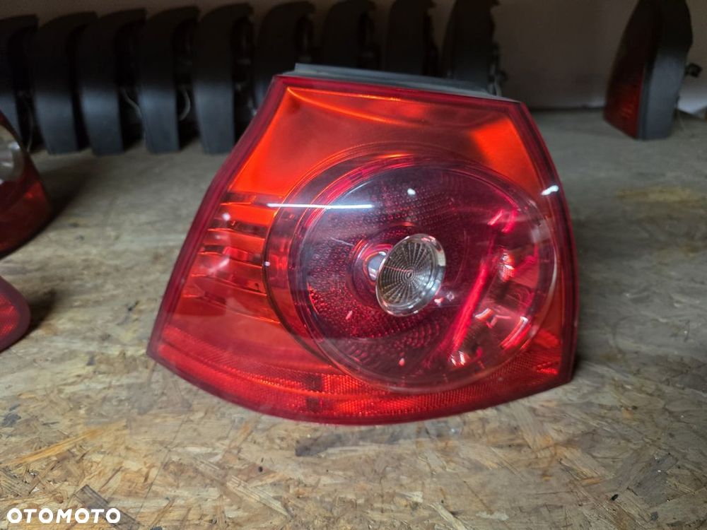 VOLKSWAGEN GOLF V LAMPA LEWA TYŁ TYLNA - 1