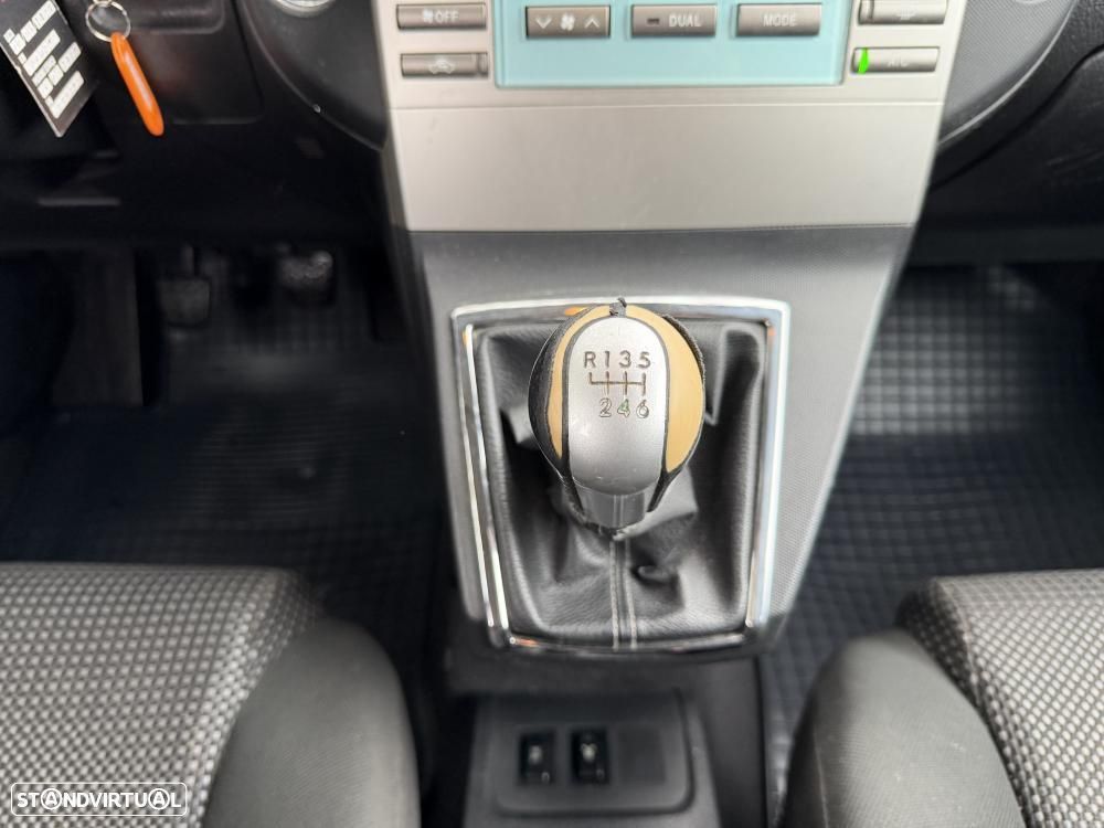 Toyota Corolla Verso 2.2 D-4D High Pack - 27