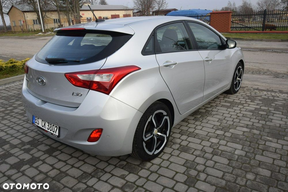 Hyundai i30 1.6 CRDi Fifa World Cup Edition - 10