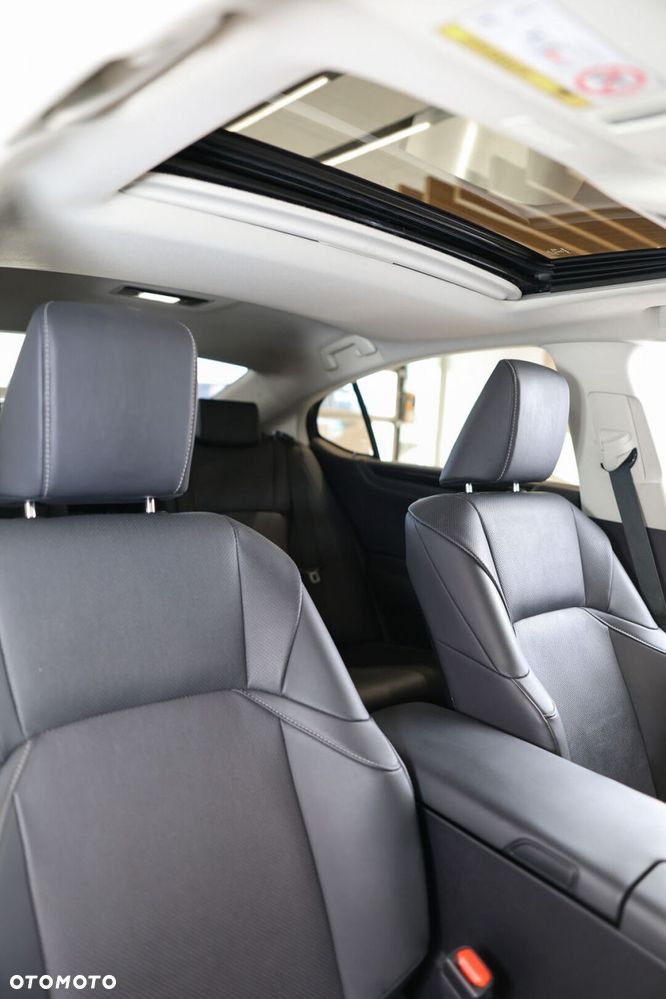 Lexus ES 300h Business Edition - 18