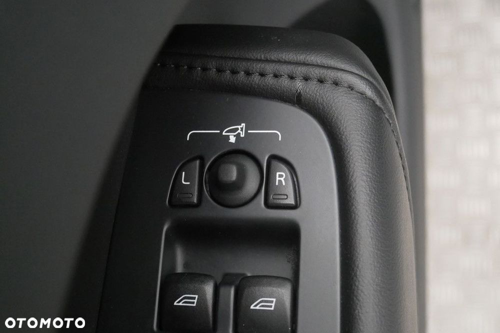 Volvo XC 60 B4 D AWD Plus Dark - 31