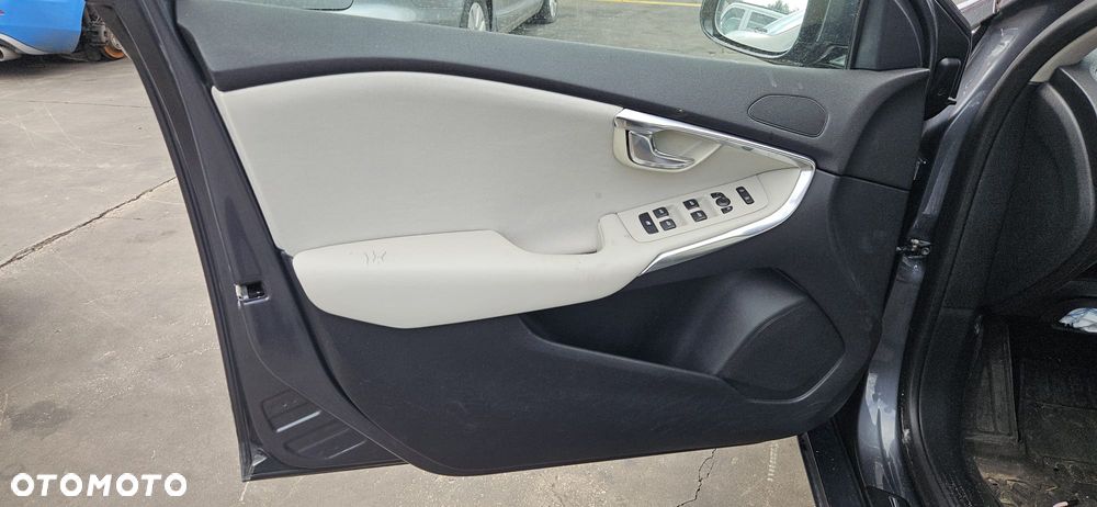 VOLVO V40 II 12 - 16 2.0 D5204T6 - HAK HOLOWNICZY BELKA KULA - 18
