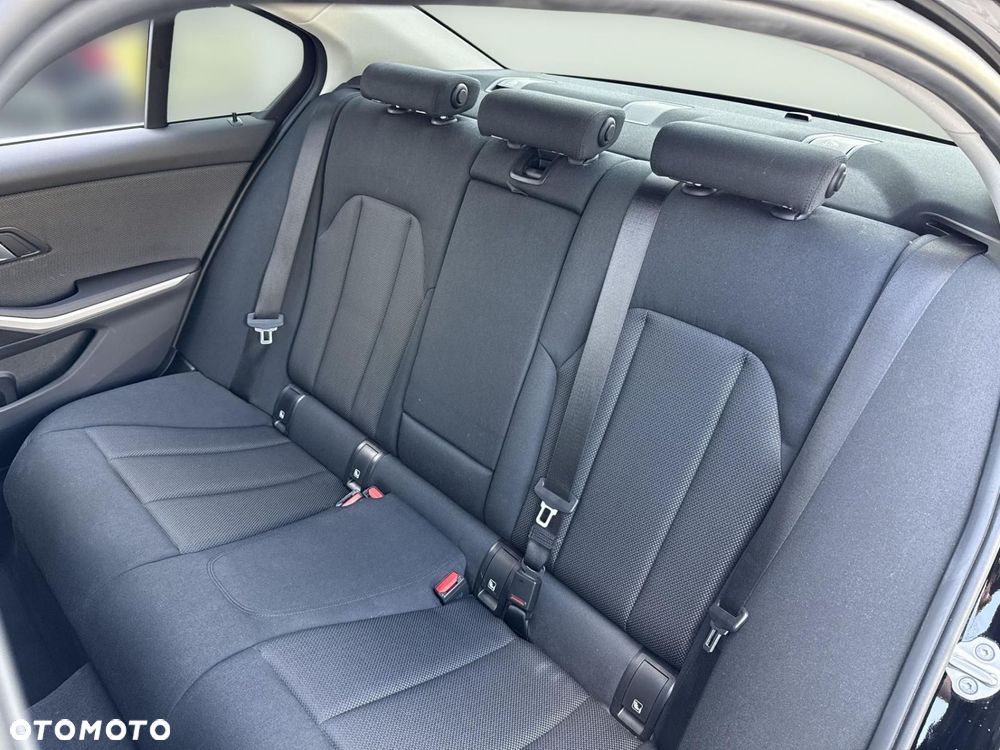 BMW Seria 3 320i - 17