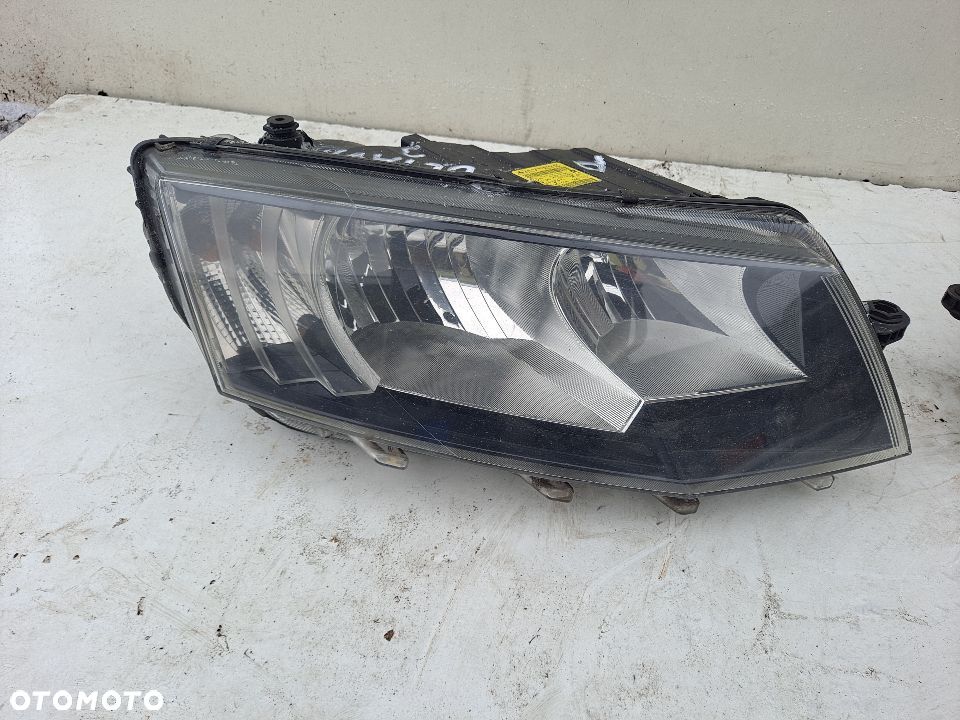 LAMPA REFLEKTOR PRZEDNIA PRAWA SKODA OCTAVIA 3 UK - 1