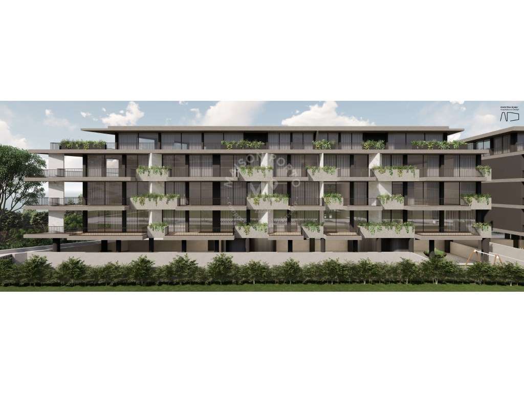 Apartamento T4 com Varanda, 3 Lugares de Estacionamento e Arrumos n... - Grande imagem: 4/24