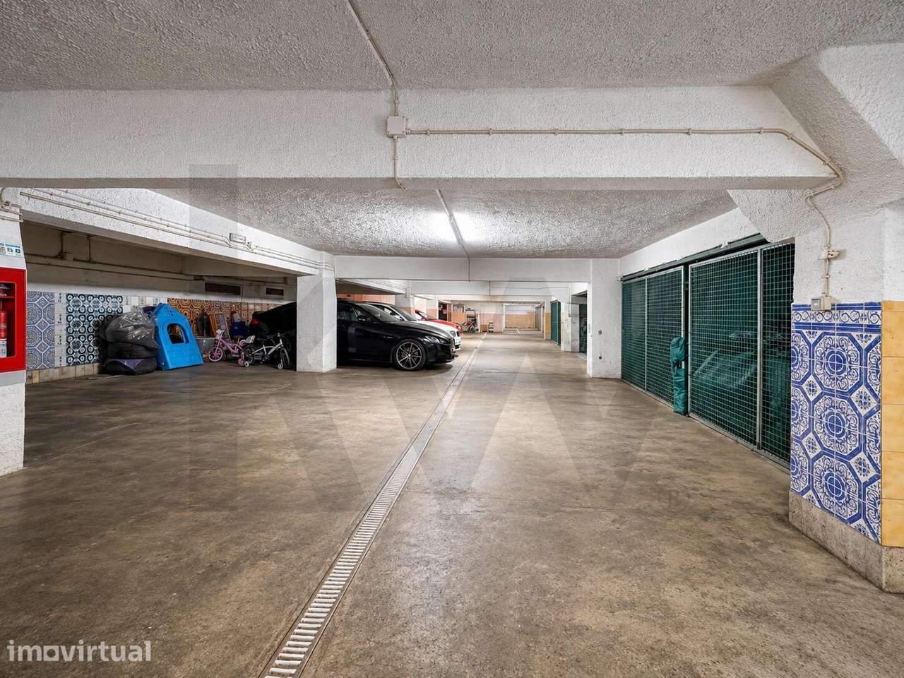 Parqueamento no Centro da Costa da Caparica | A 2 Minutos da Praia - Grande imagem: 5/10