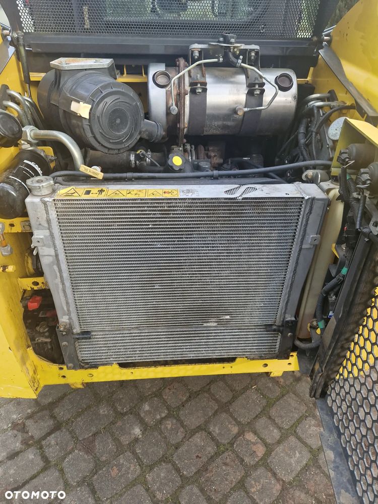 New Holland L216 - 10