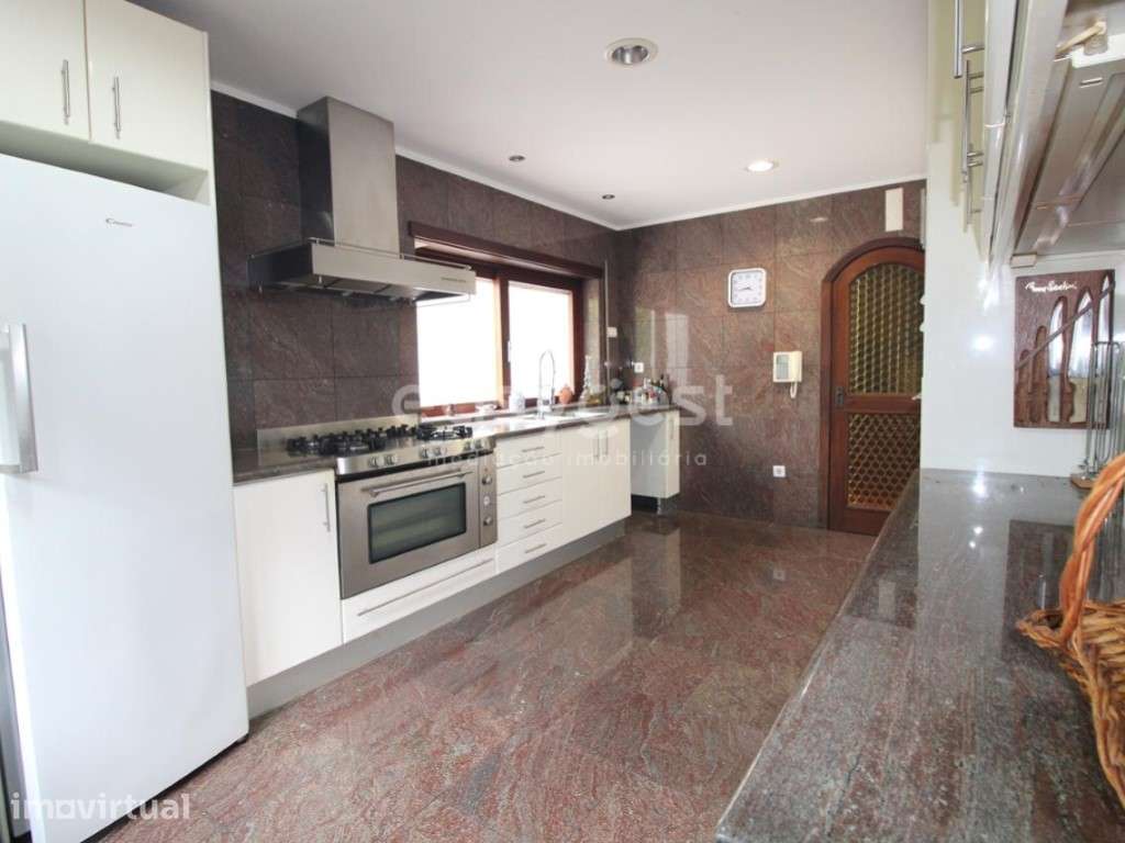 Moradia localizada em zona residencial junto ao HUC em Coimbra - Grande imagem: 2/14