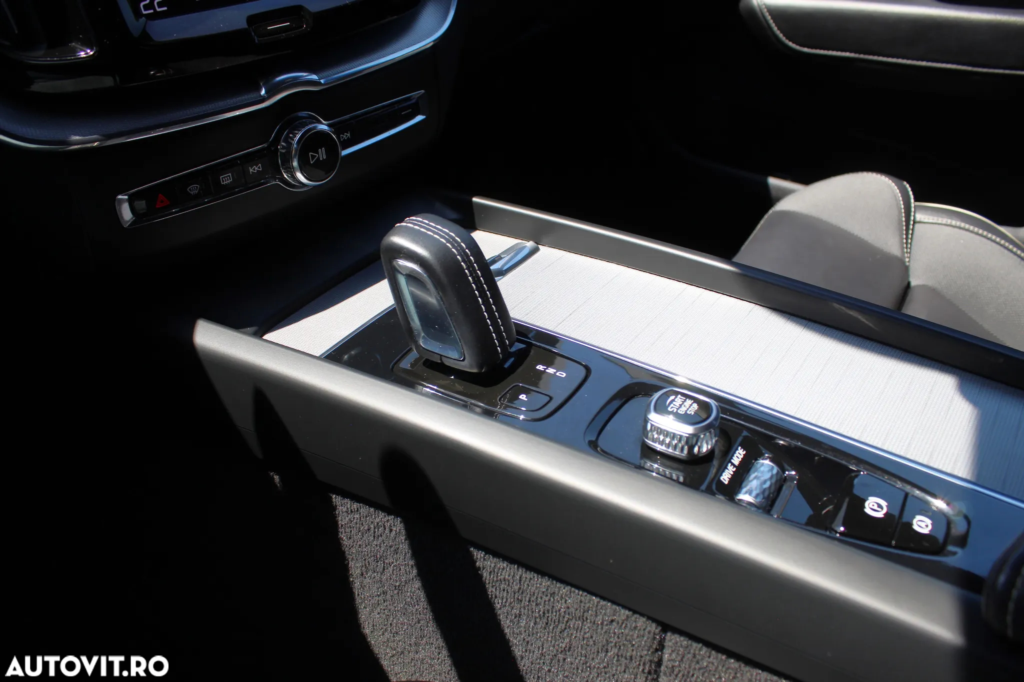 Volvo XC 60 B4 MHEV AWD R-Design - 17