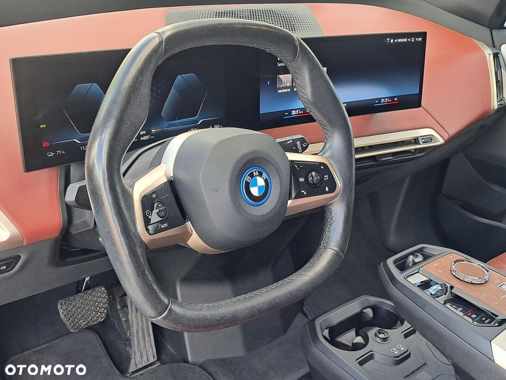 BMW iX - 18