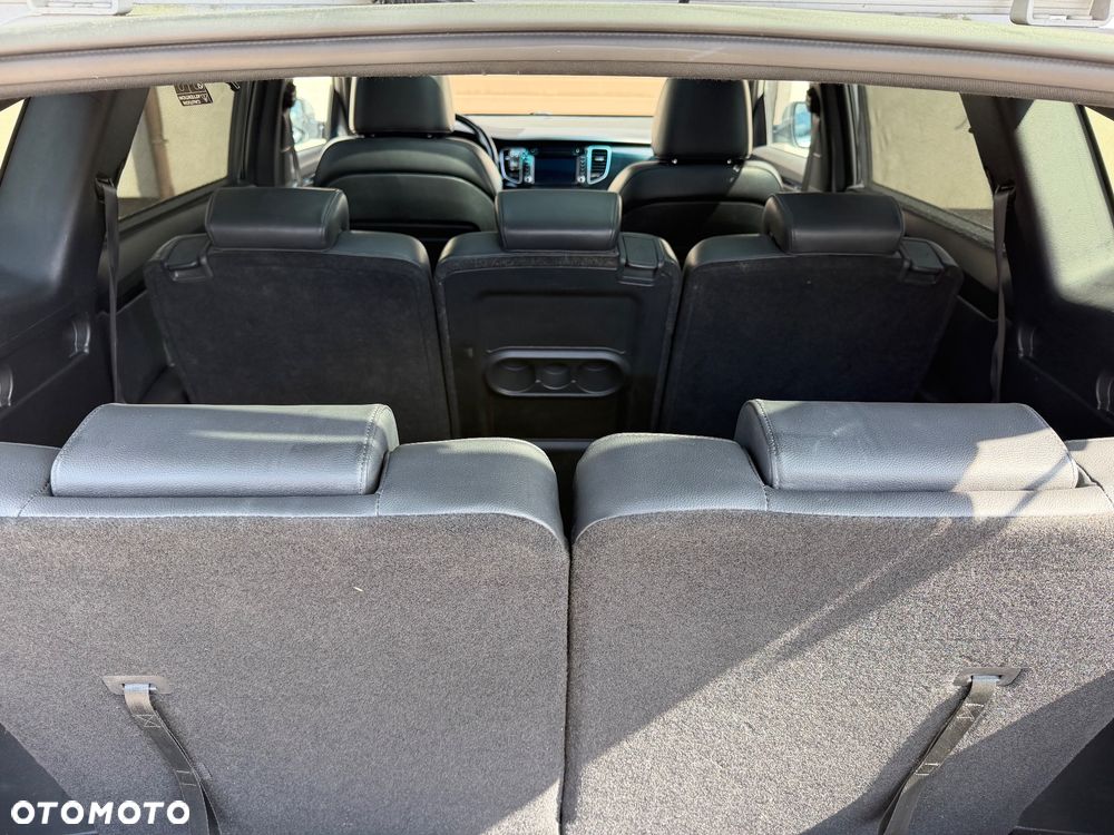 Kia Carens - 33