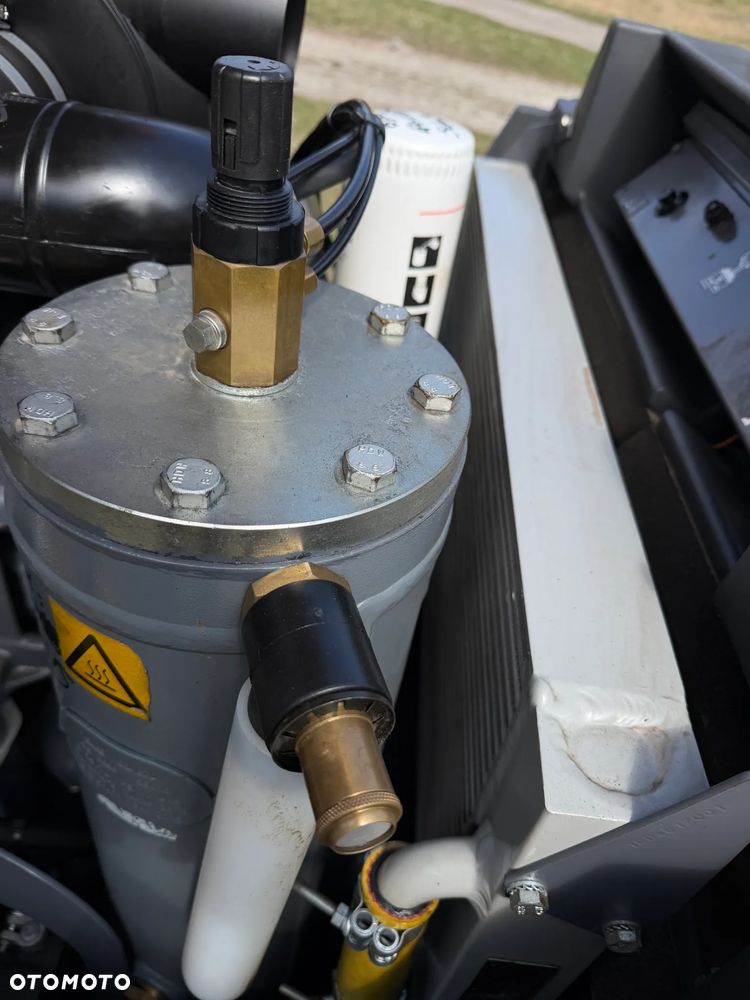 Atlas Copco XAS 97 Kompresor Śrubowy. Sprężarka. 5,5m3. Przyczepa mobilna jezdna do rejestracji. Silnik Deutz! jak Nowy 786 mtg. 2016rok. Import Norwegia! Chłodnica cyklonowa! NAOLEJACZ. Serwisowany w DEKRA Hamulec najazdowy. Opony z 2025roku. Zadbana Maszyna! OKAZJA - 10