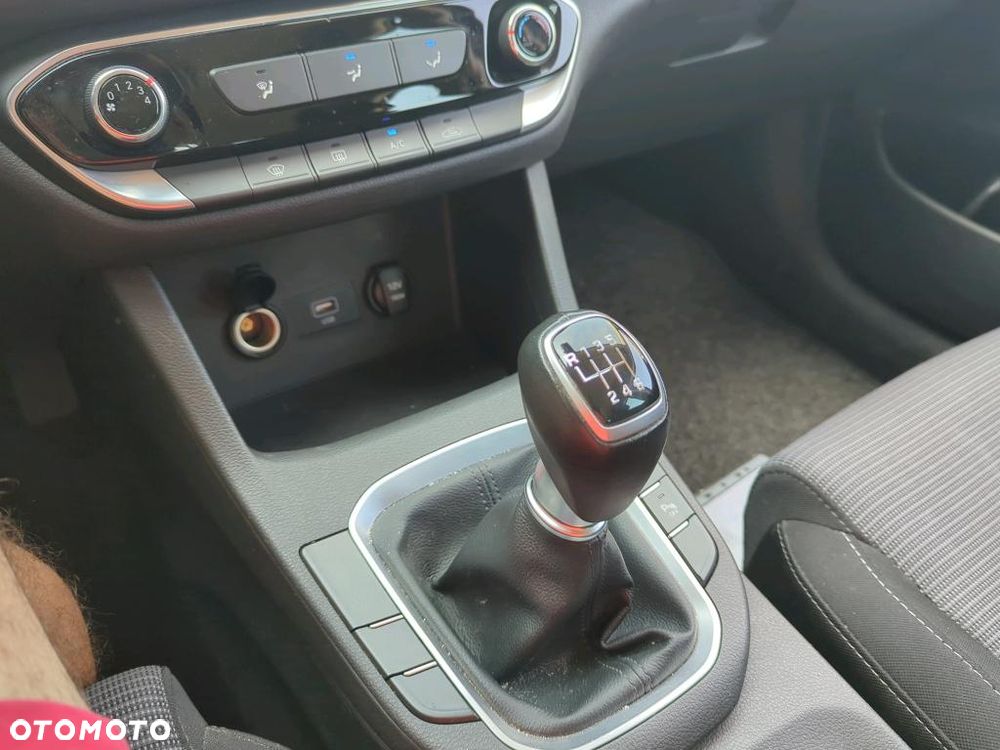 Hyundai i30 1.5 DPI Classic + - 10