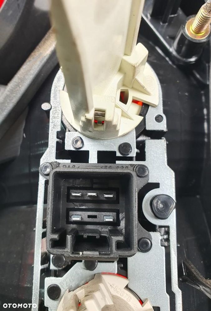 LAMPA PRAWY TYŁ TYLNA VOLVO V70 II LIFT 9154498 152862 EUROPA - 4