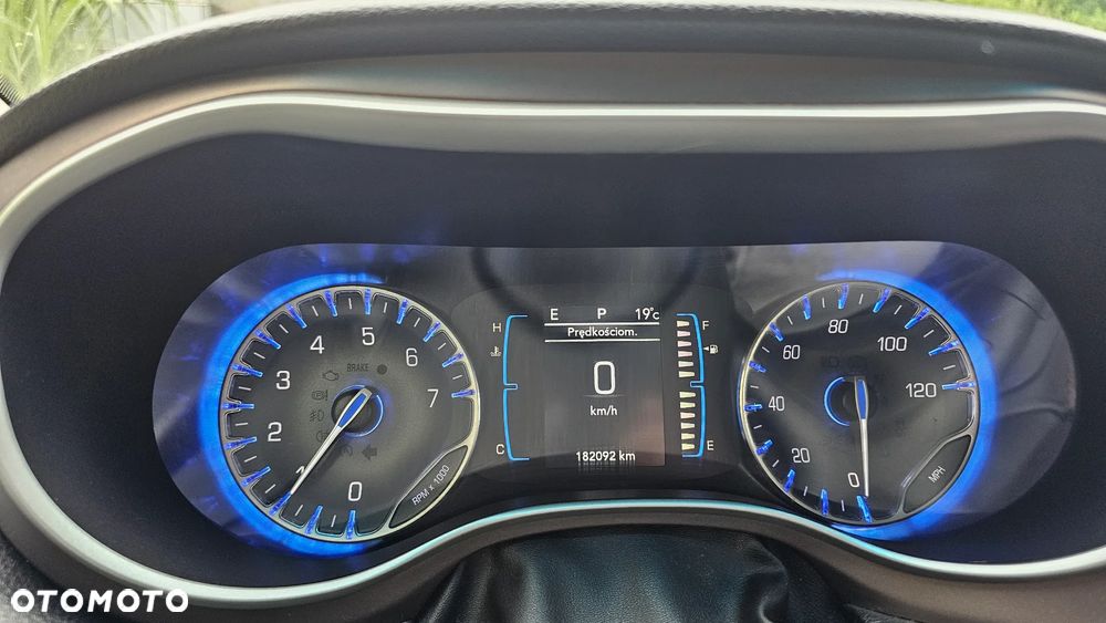 Chrysler Pacifica - 11