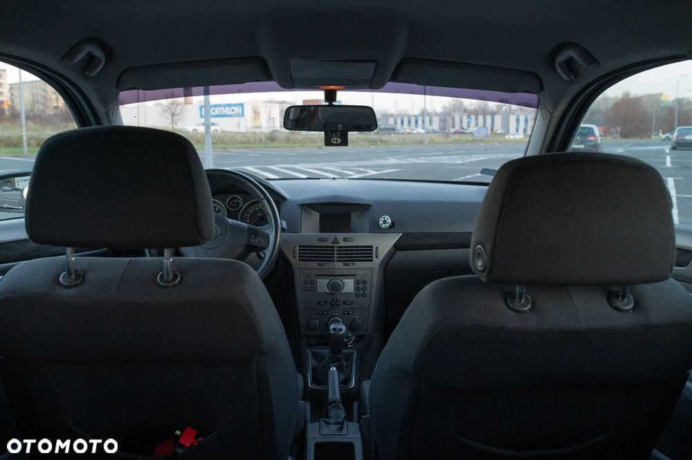 Opel Astra III GTC 1.6 Enjoy - 33