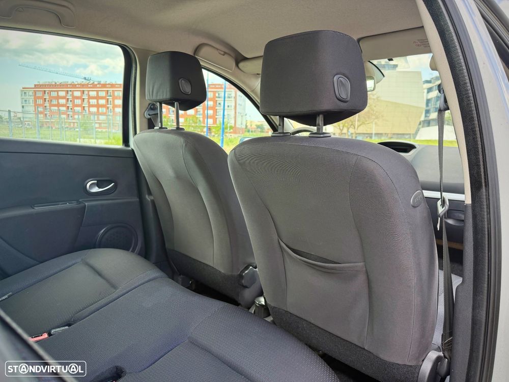 Renault Clio 1.4 16V Dynamique Luxe - 9