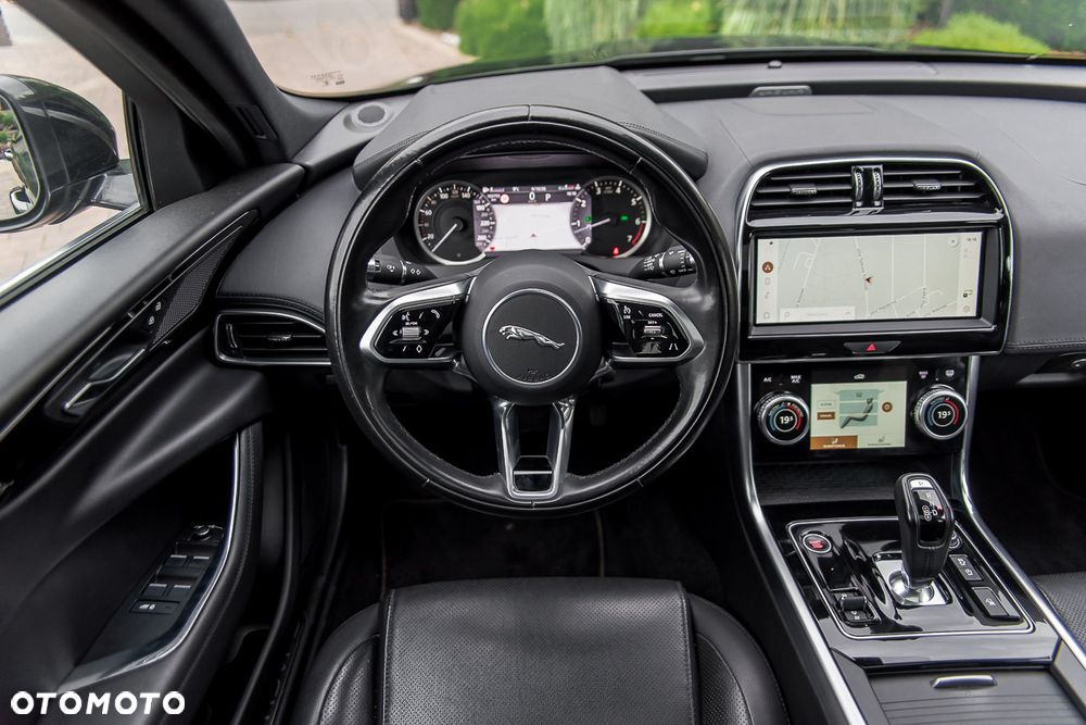 Jaguar XE 2.0 T Prestige - 33