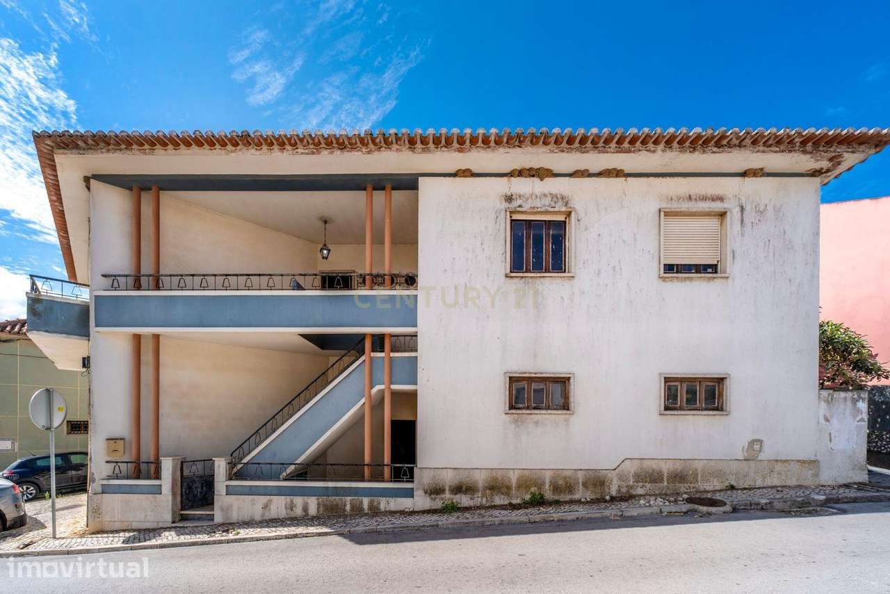Moradia T5 300M2 com 6 entradas | Garagem Ampla | Terraço | Jardim | 1 - Grande imagem: 3/60