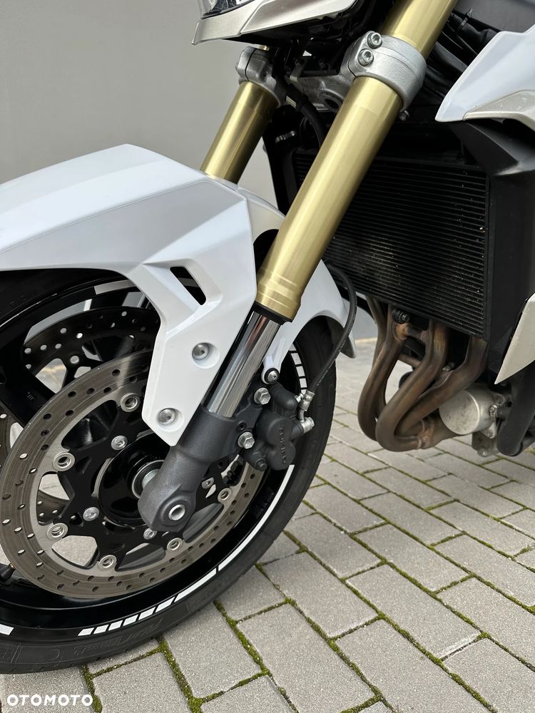 Suzuki GSR - 23