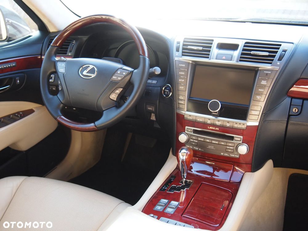 Lexus LS 600h L Superior - 12