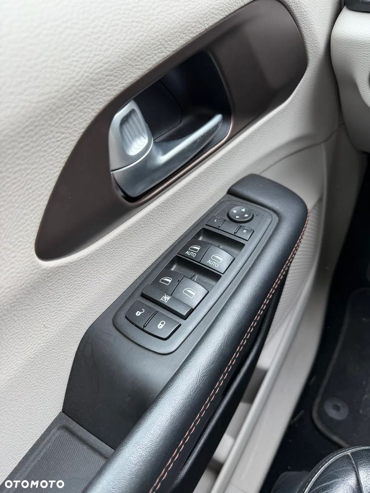 Chrysler Pacifica - 36