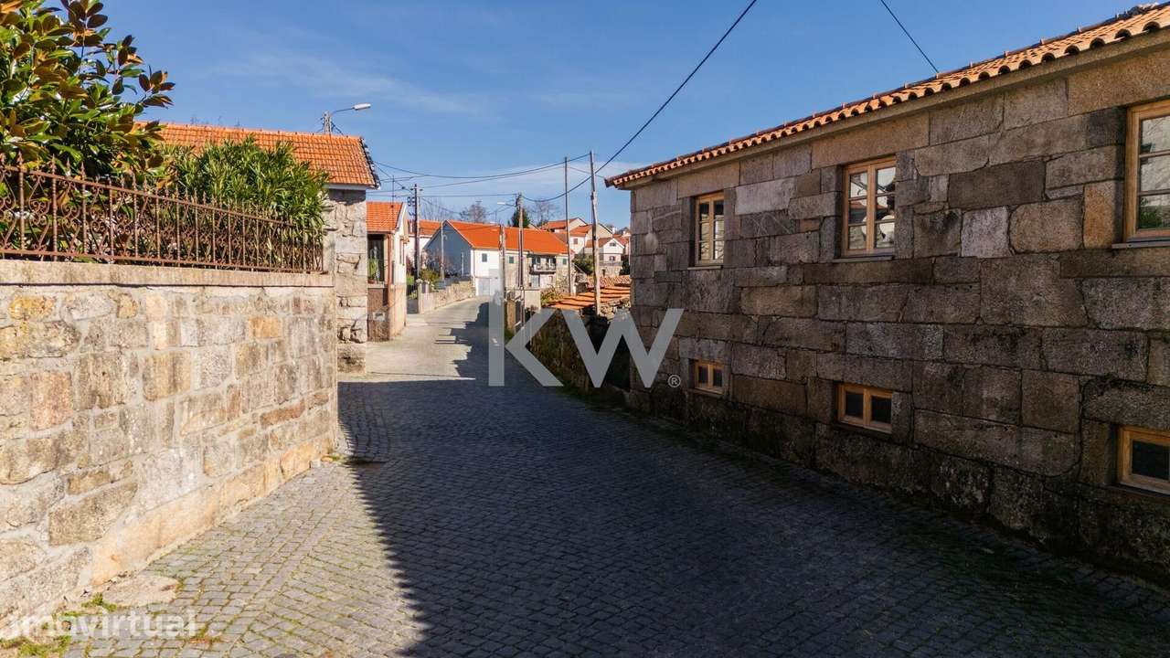 Moradia em remodelação, com Espigueiro e jardim no centro de Lamalonga - Grande imagem: 3/23