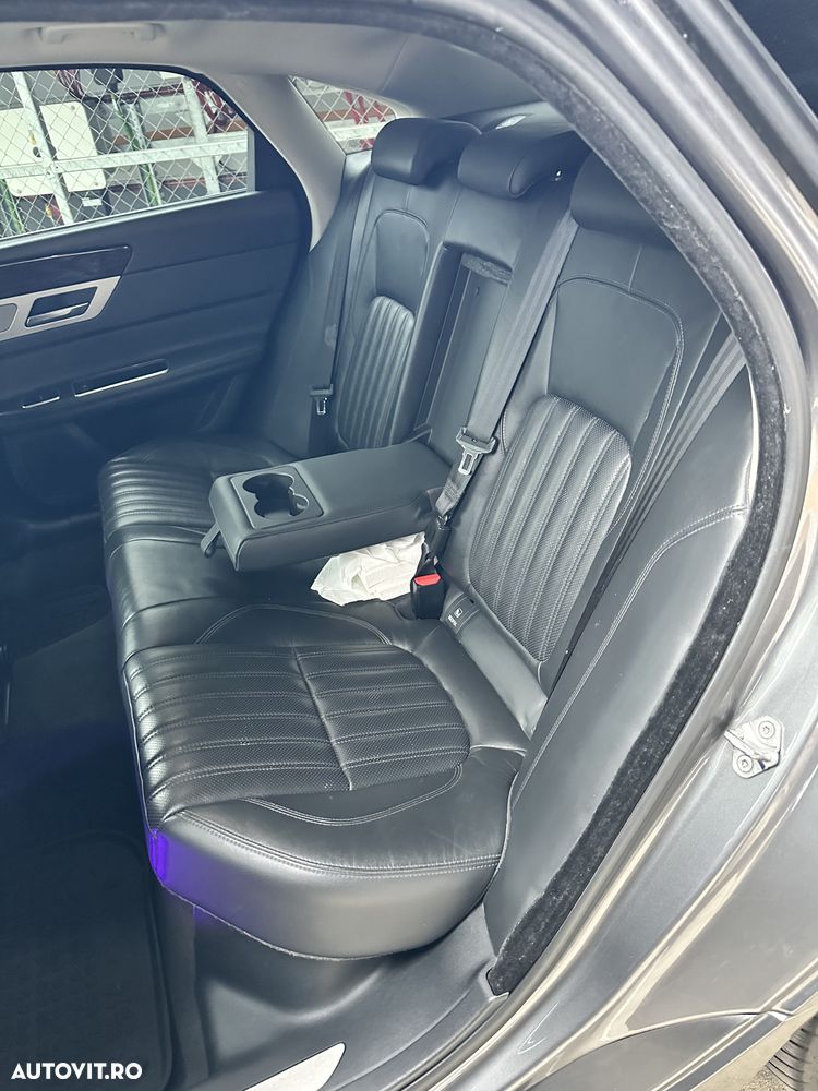 Jaguar XF 2.0 Turbo - 16