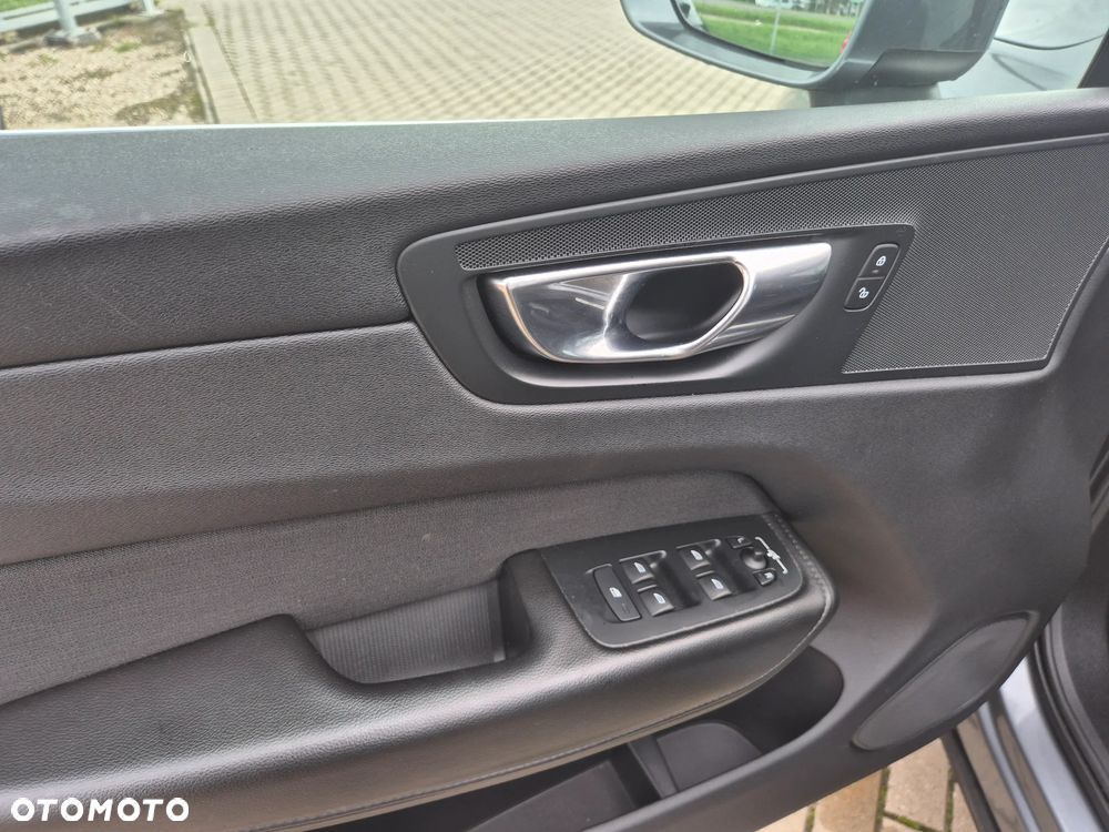 Volvo XC 60 B4 D AWD Geartronic Momentum Pro - 25