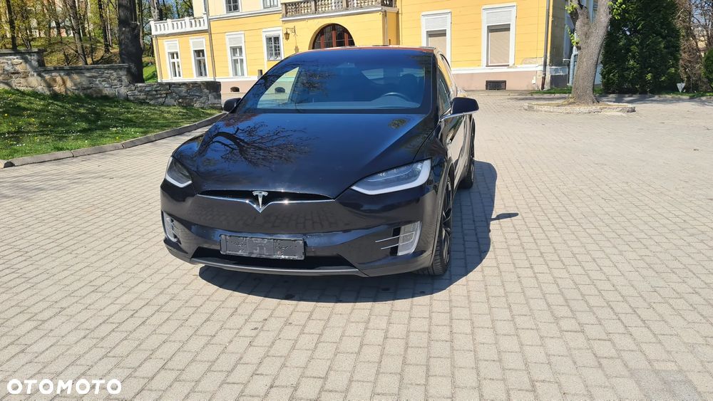 Tesla Model X - 10