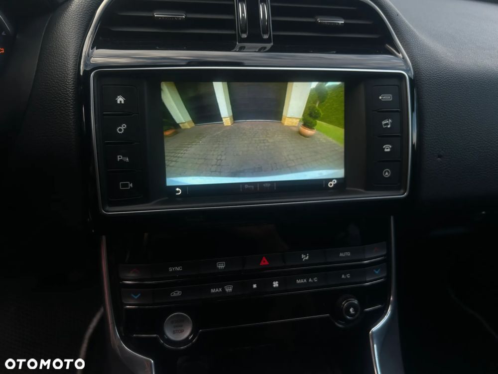 Jaguar XE 2.0 D R-Sport - 12