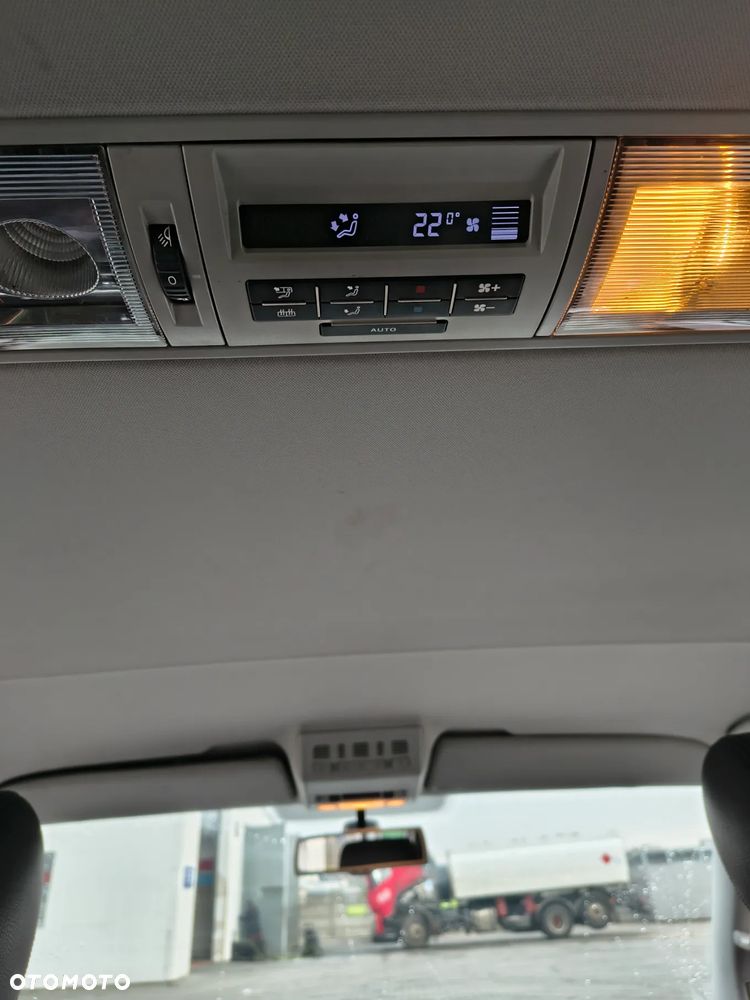 Volkswagen Multivan - 13