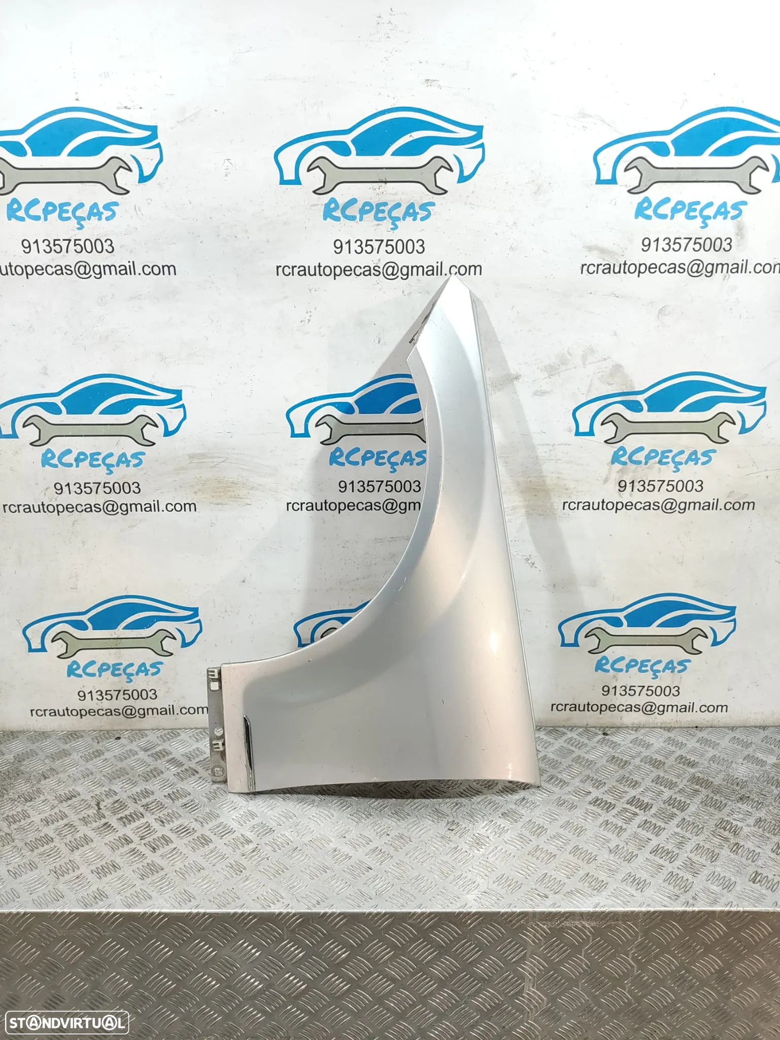 Guarda Lamas Frente Esquerdo Mercedes W204 Class C W204 - Original - A202881010 - 2