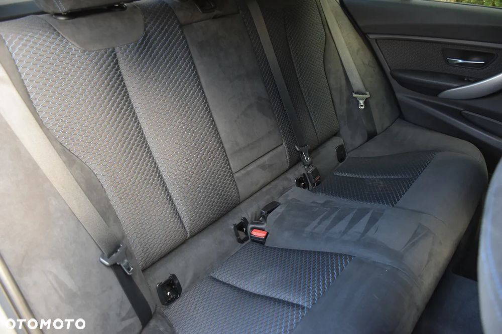 BMW Seria 3 320d DPF Edition Sport - 33